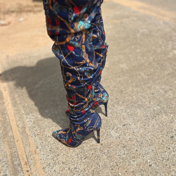 Elegant Chain Print Heeled Boots - Picture 3 of 3